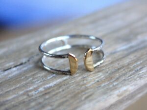 Bague martelée double anneau argent ouvert sur dessus et demi lunes or