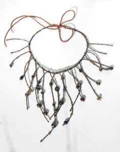 Collier plastron avec tombants de perles de rocaille, perles de verre et céramique anciennes, couleur bronze et gris hématite, cordon fauve réglable