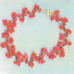Collier ras de cou en forme de couronne de fleurs avec perles de rocailles et agates baroques teintées en rouge
