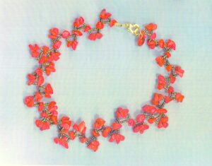 Collier ras de cou en forme de couronne de fleurs avec perles de rocailles et agates baroques teintées en rouge