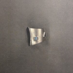 Bague graphique argent poli et dépoli et petite labradorite blanche carrée sertie