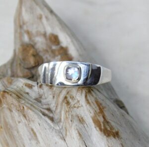 Bague petite chevalière en argent , avec petit escalier sculpté et labradorite blanche carrée sertie