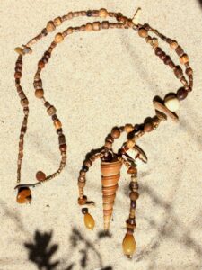 Sautoir coquillages, perles bois, ambre, agates, gorgone dorée, graines