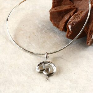 Bijou en argent ras de cou articulé et martelé avec son pendentif gravé serpent enroulé