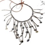 Plastron fait main avec pendants de perles de rocaille, perles et pâtes de verre anciennes