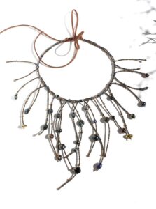 Plastron fait main avec pendants de perles de rocaille, perles et pâtes de verre anciennes