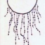 Plastron souple avec longs pendants de perles de rocaille et perles de verre, montés sur fil de soie