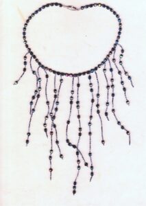 Plastron souple avec longs pendants de perles de rocaille et perles de verre, montés sur fil de soie