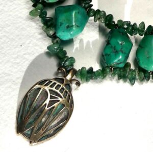 zoom sur pendentif scarabée laiton patiné et turquoises