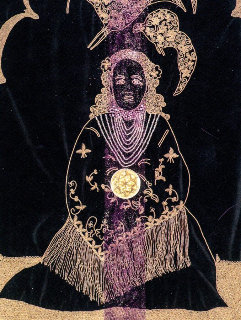 Médaillon ciselé Fleur de Vie parant le cœur de l'enfant sur la tapisserie brodée Adama