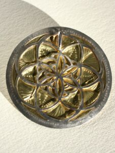 Détails de ciselure et ajourage argent 925 de la Fleur de Vie médaillon 9 cm