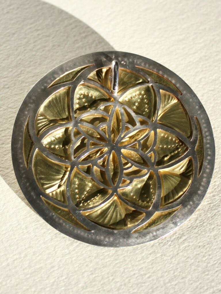 Détails de ciselure et ajourage argent 925 de la Fleur de Vie médaillon 9 cm